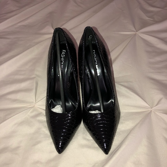 Size 7 that I can no longer fit. - Picture 4 of 8